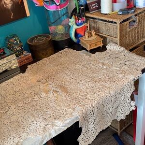 VINTAGE EUC Khaki tan gray colored Floral Crochet Table Runners set of 4. 
S